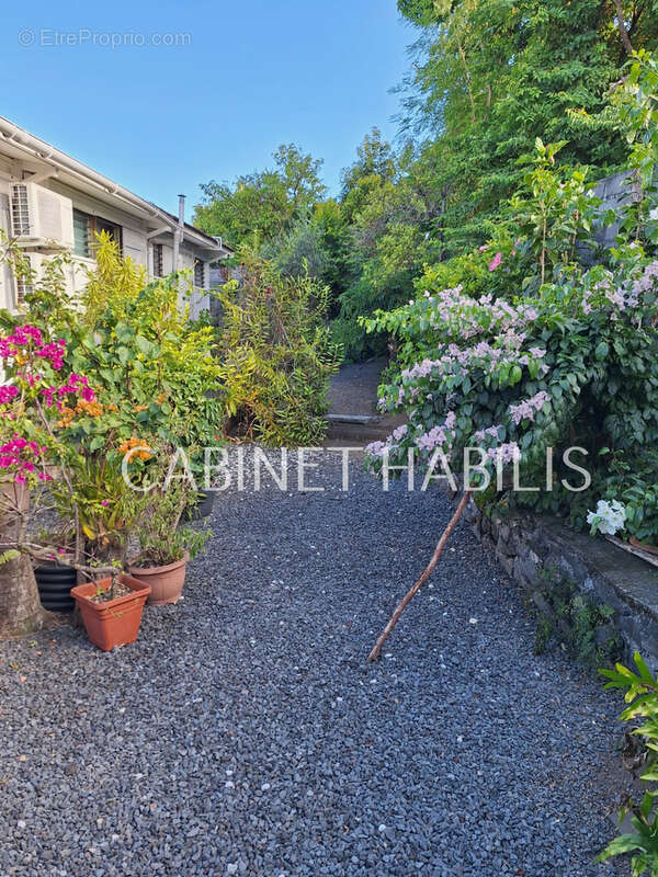 A vendre - une maison de type t4 d'environ 84,88 m2 - saint-benoit - 260 400 € hai - photo 9