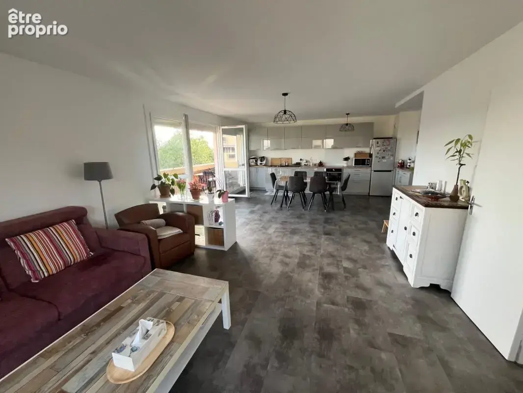 RARE F3 71m² + 2 balcons résidence du BOIS DE VAIRES. Entrée, placards, cuisine équipée ouverte sur séjour double, 1 ou 2 chambr - photo 4