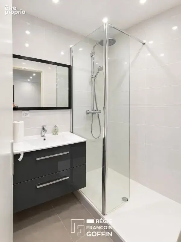 T5 traversant de 70 m2 avec balcon   Emplacement prime Cours - photo 5