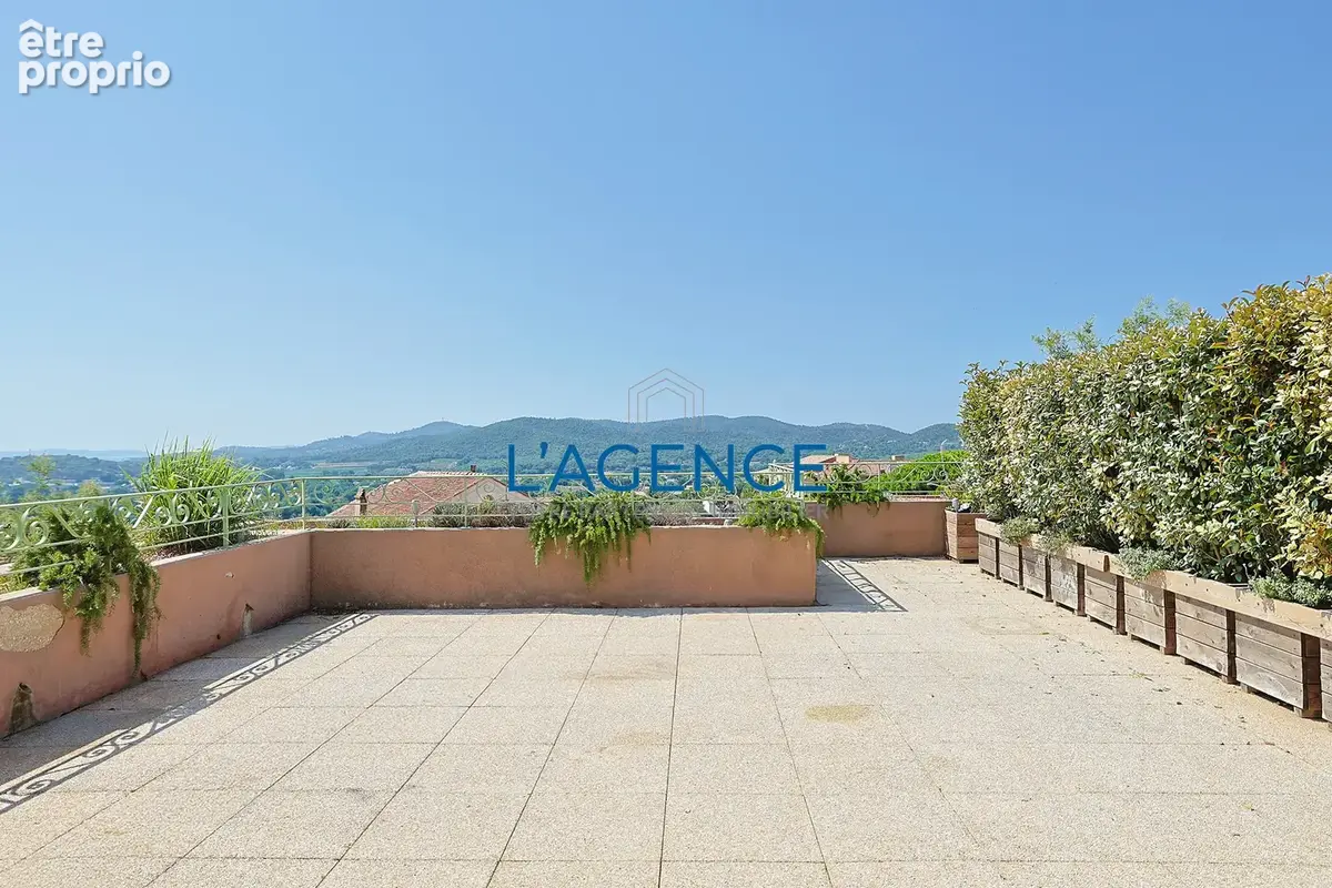 Appartement de 85 m2 avec terrasse de 70 m2 et vue dégagée, commerces à pied, avec deux garages - photo 3