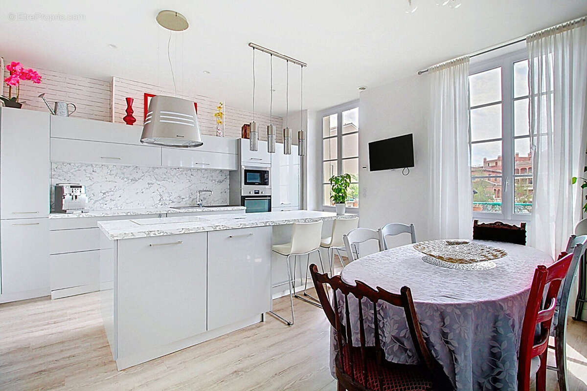 A vendre en exclusivité draguignan superbe appartement t3 spacieux de 100 m² en centre ville - photo 4