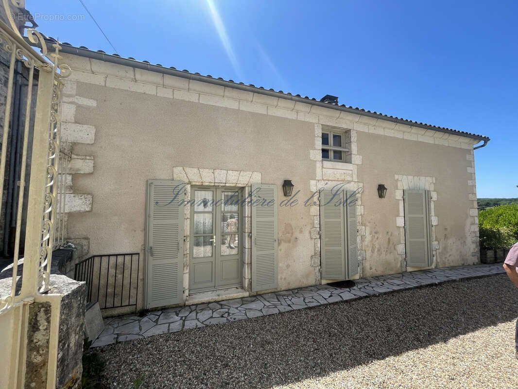 Maison à CHAMPAGNAC-DE-BELAIR
