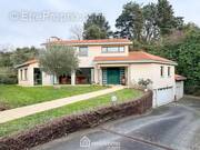 Construction de 2004, cette maison offre de jolis volumes. - Maison à CHOLET