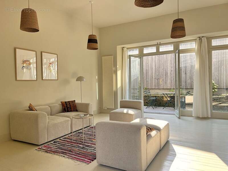 Ile aux moines, coeur de bourg, ancienne ecole transformee en habitation, 4 chambres, 748800€ fai - photo 4