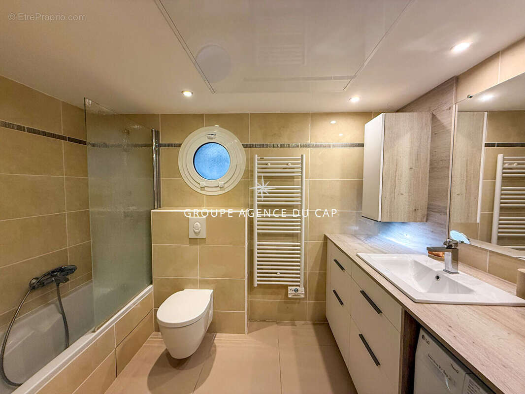 Appartement 2 pièces 44 m2 en rez de jardin proche mer et commerces SAINT AYGULF - photo 6