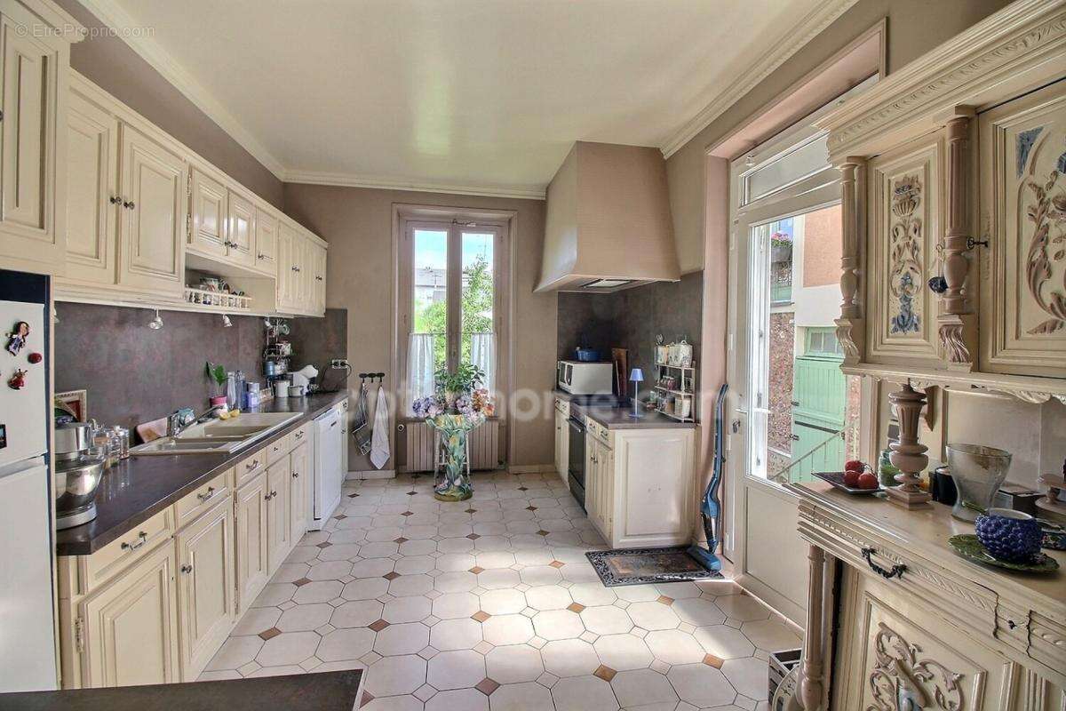 Maison 7 pièces avec jardin et dépendances à vendre à MAISONS LAFFITTE (78) - photo 4