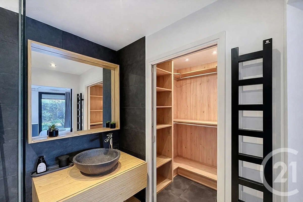 Appartement à PARIS-14E