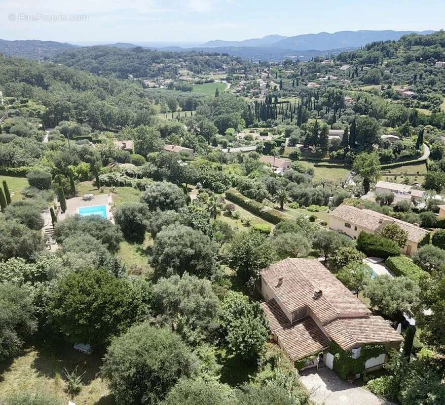 Maison à CHATEAUNEUF-GRASSE