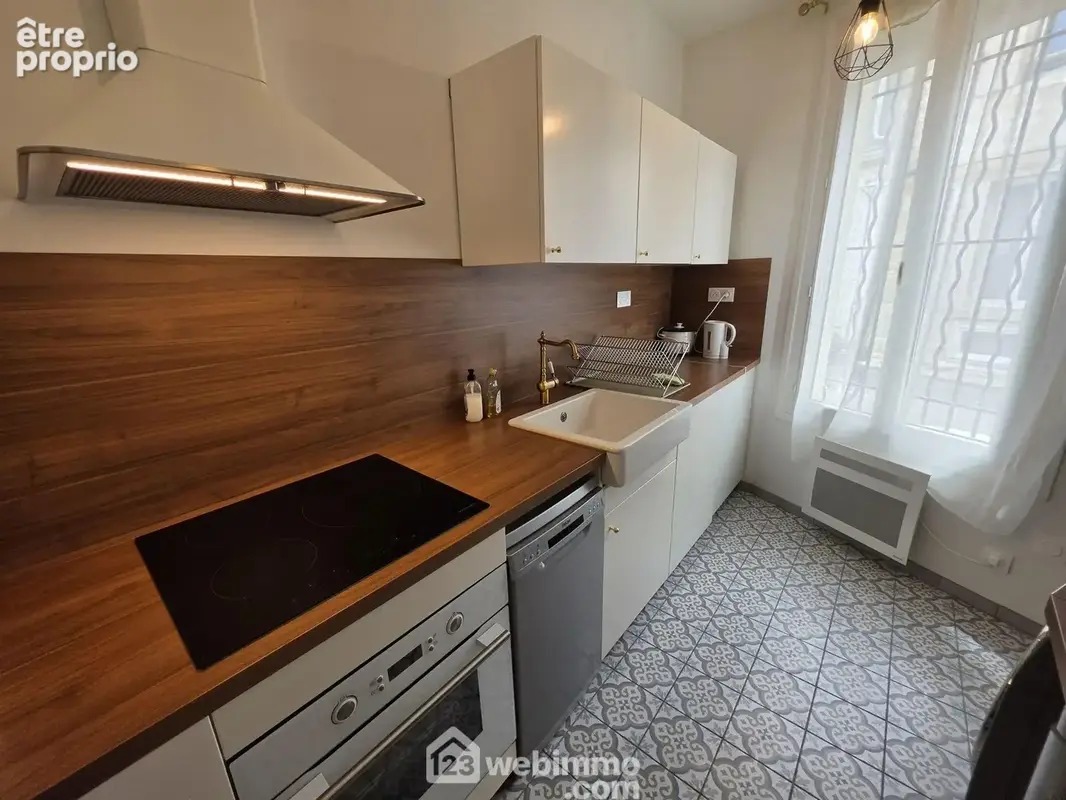 La cuisine est fonctionnelle et aménagée