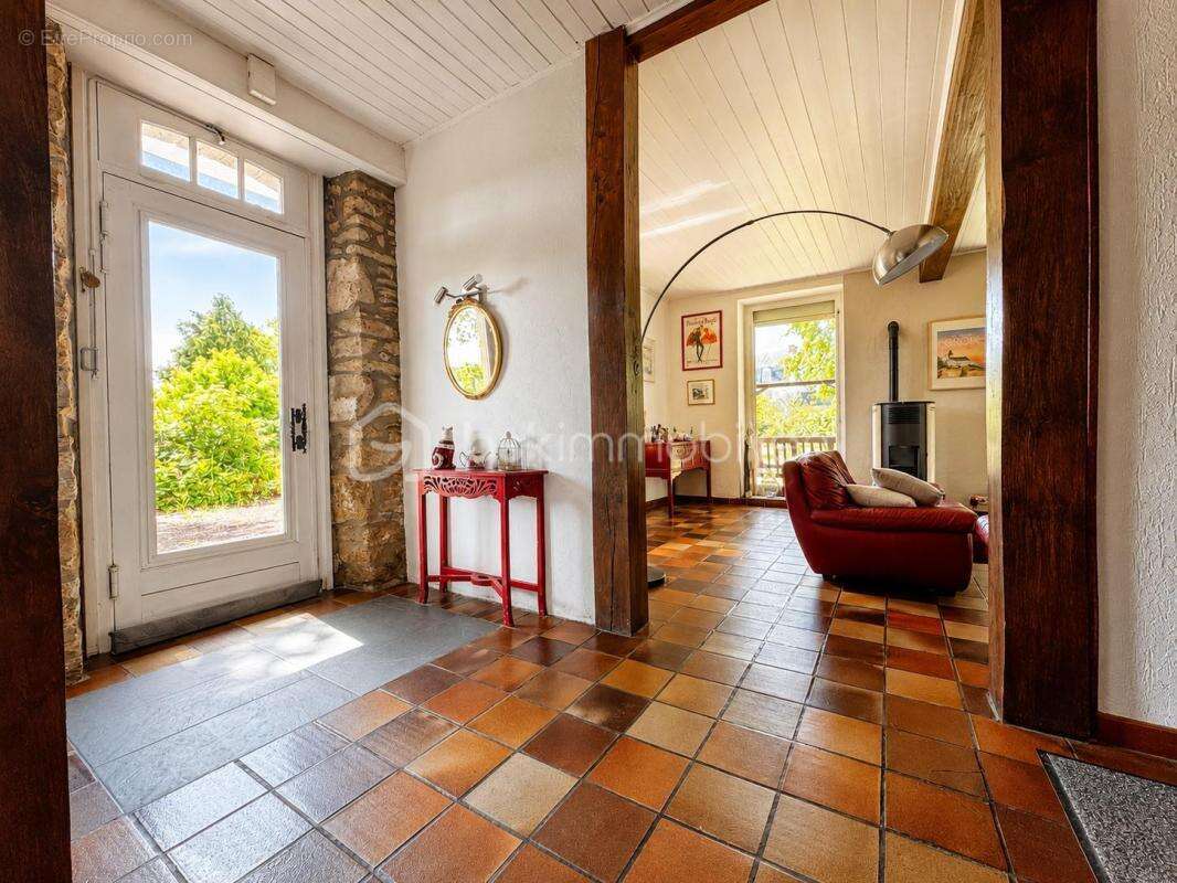Maison de caractère 8 pièces avec jardin clos et potentiel d’évolution - photo 2