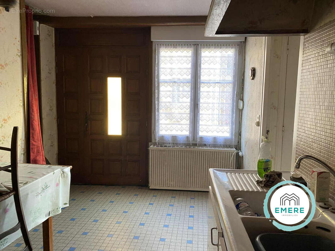 Maison 99 m² à Saint-Georges-De-Reintembault  - photo 3