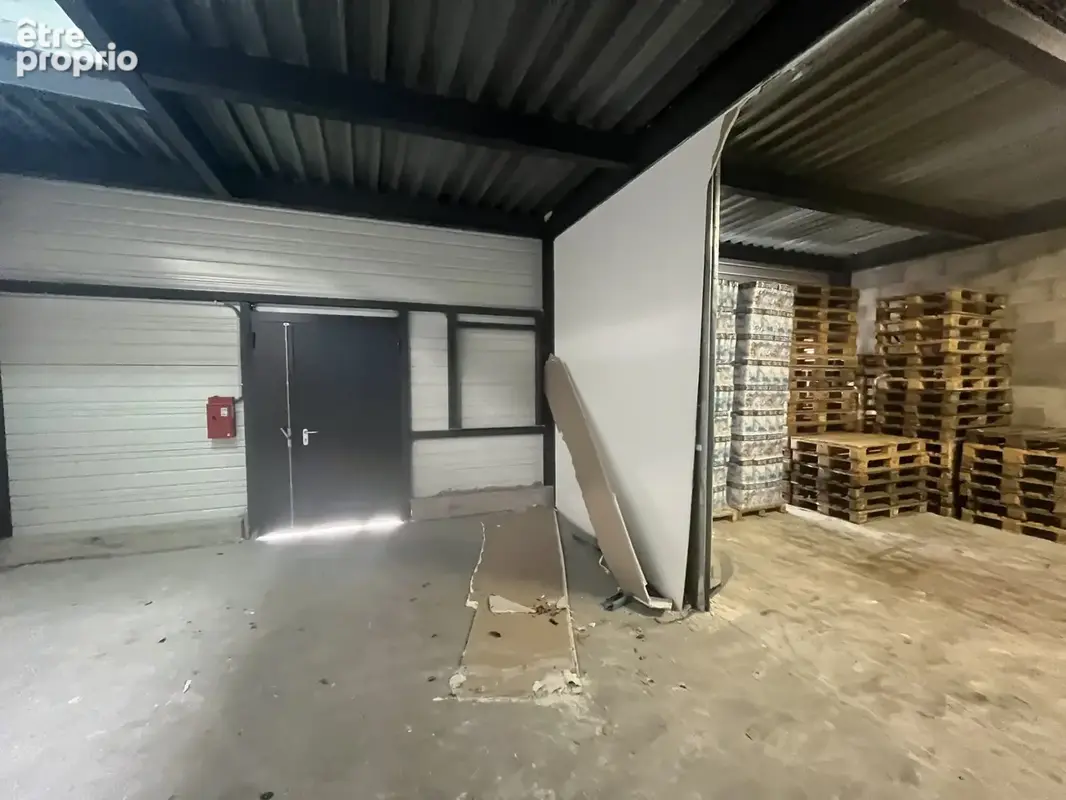 Commerce 693 m² à Saint-Priest-En-Jarez  - photo 4