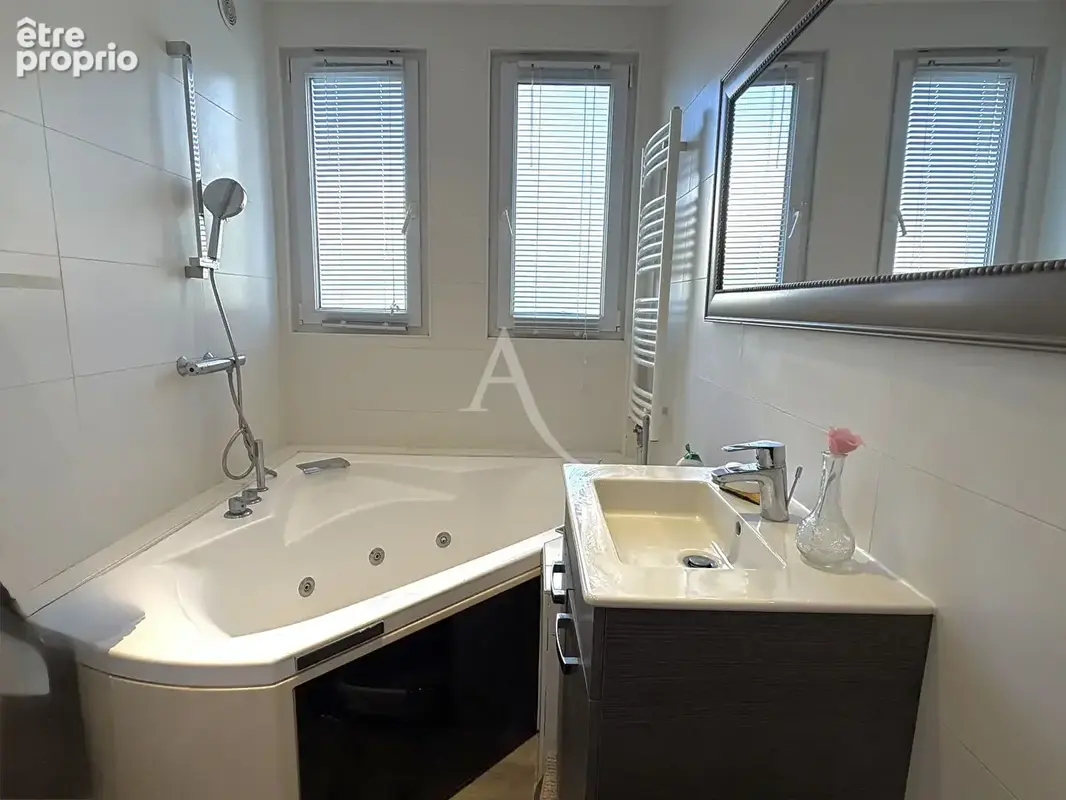 NANTES MONSELET SAINTE-THERESE Très beau T3 de 84 m2 avec loggia, cave, grenier et box fermé - photo 5