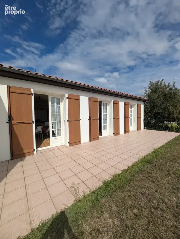 Maison de plain-pied avec grande terrasse, garage et terrain clos - photo 2