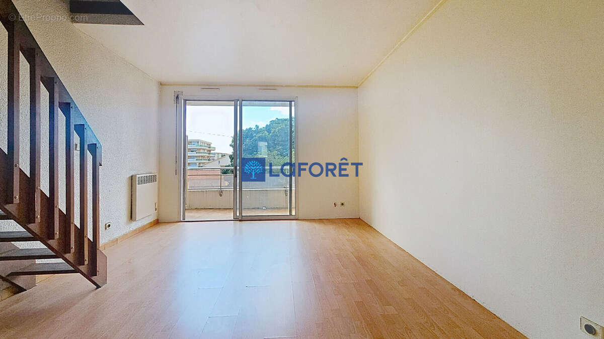 Appartement à SAINT-LAURENT-DU-VAR