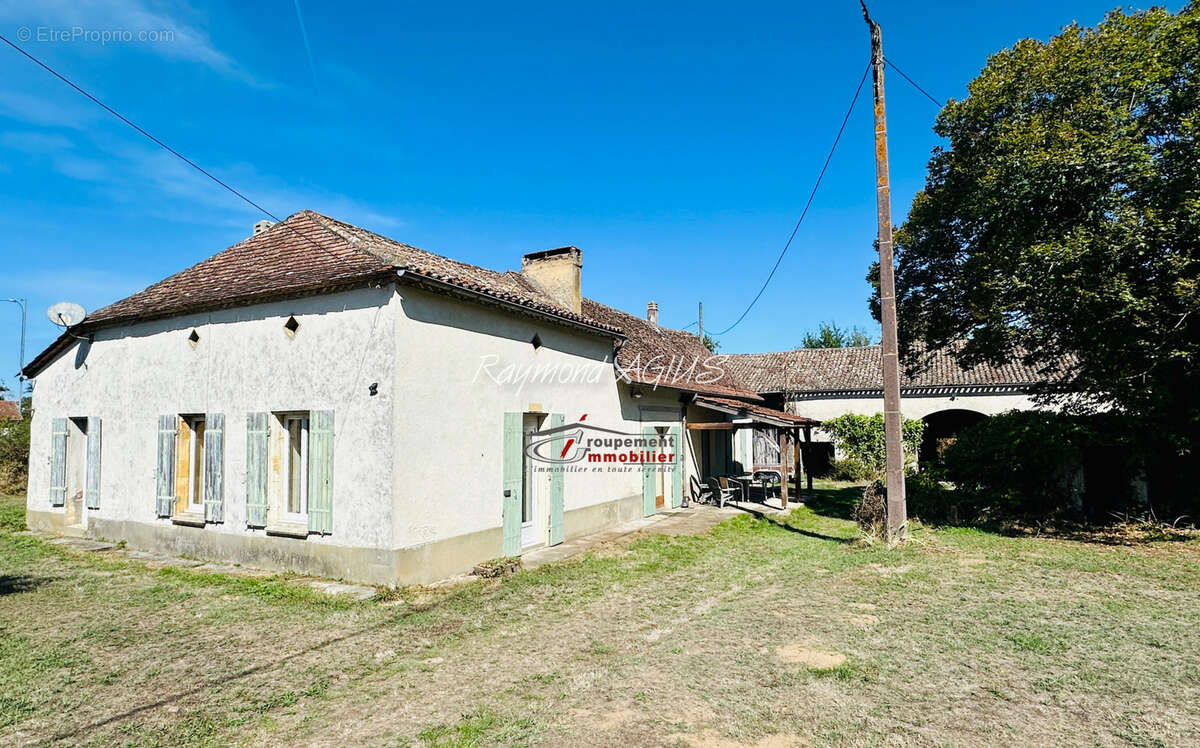 Charmant maison traditionnel en pierre de plain pied avec 2 chambres, 3 grandes granges et 1,7 ha de terrain e - photo 2