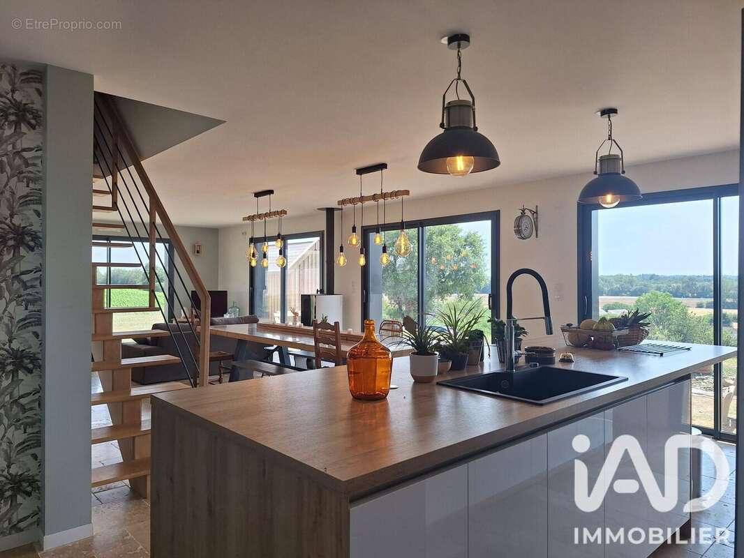 Maison 121 m² à Doue-La-Fontaine  - photo 2