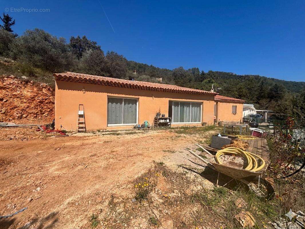 **Maison 4 pièces à Signes édifiée sur 3000m² de terrain** - photo 2