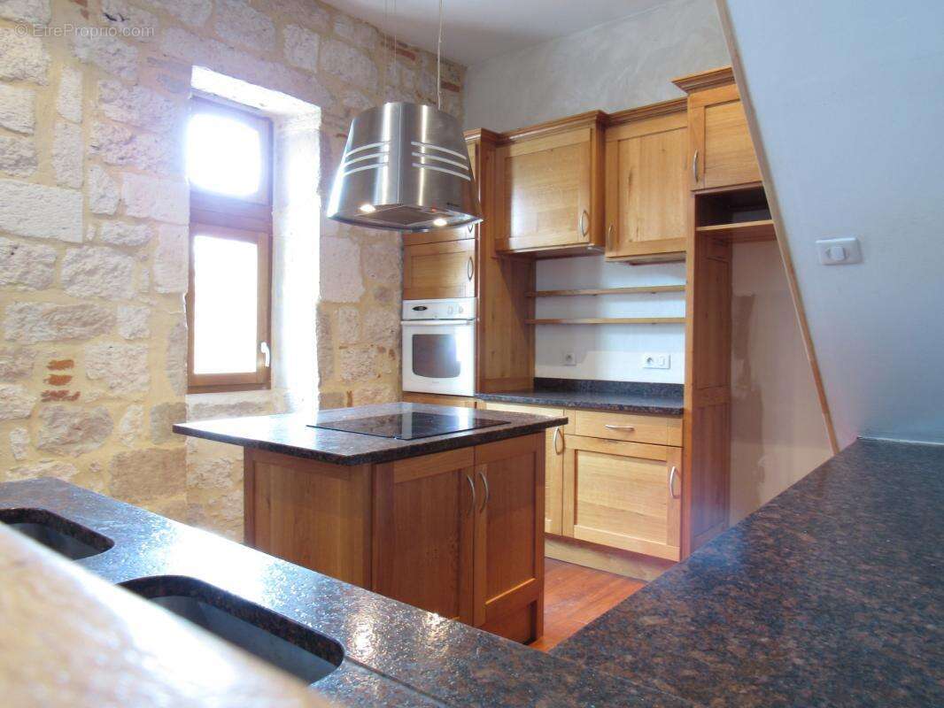 Grande maison medievale  de village entierement renovee dpe en b avec une petite maison qui sert de garage   290000€ - photo 3