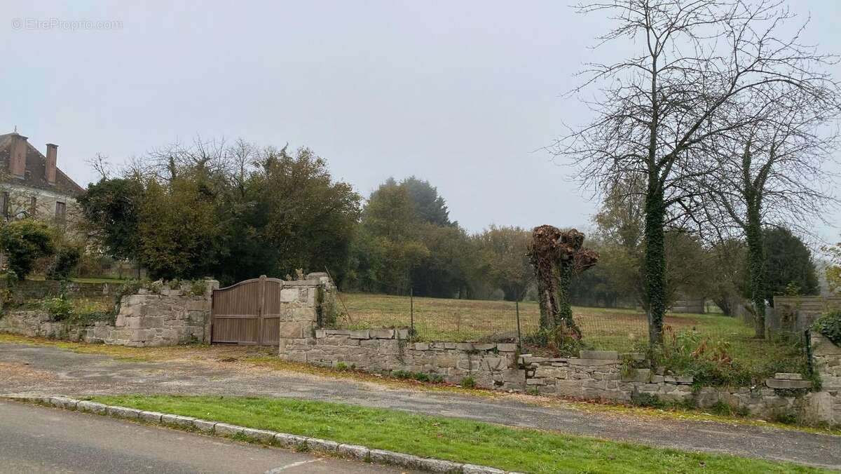 Terrain à MAGNAC-BOURG