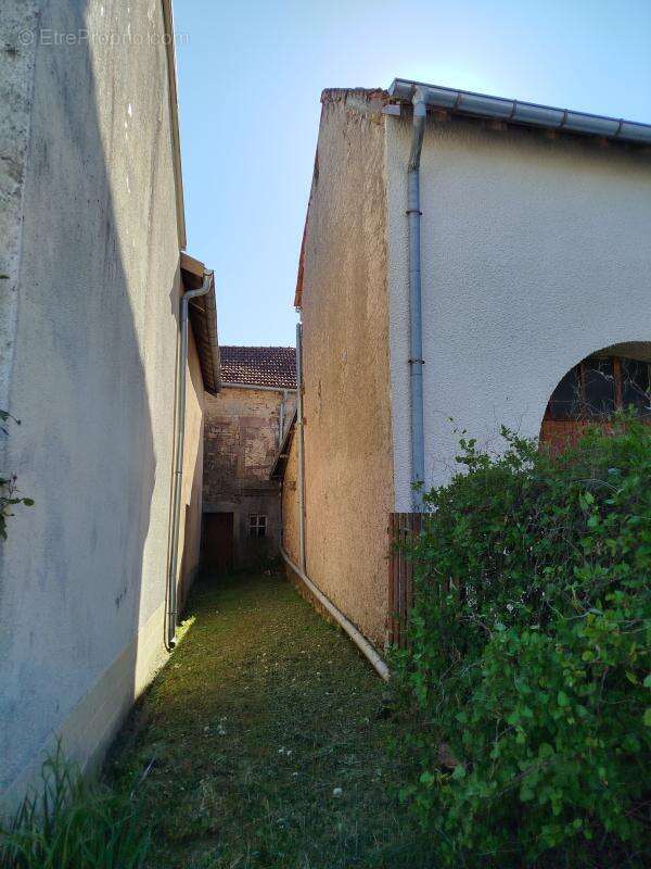 Maison avec dépendances et terrain - photo 14