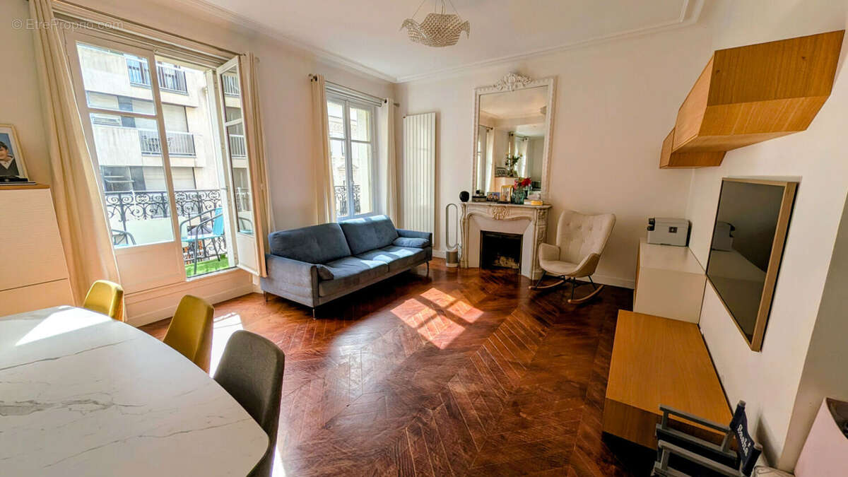 Appartement à PARIS-16E