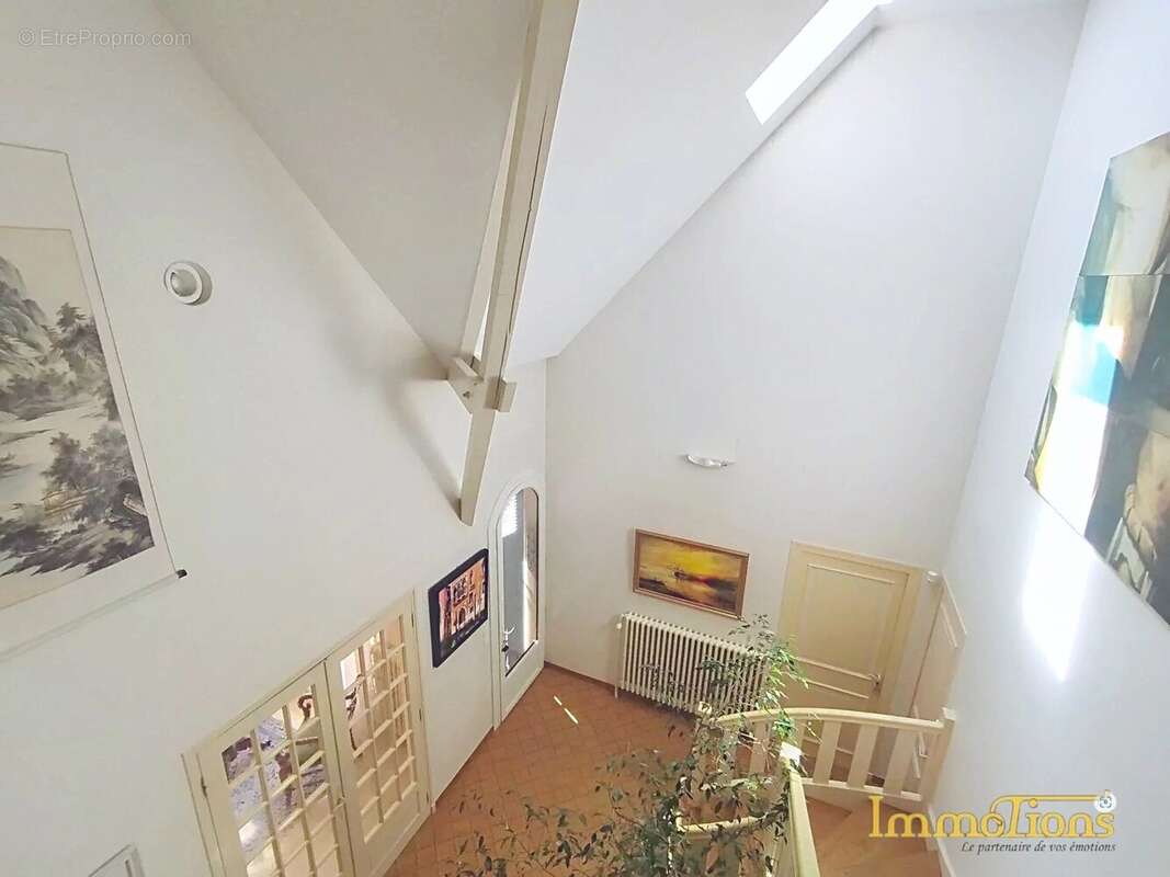 SAINT-MARCELLIN – Maison d’architecte de plus de 200 m², 6 chambres et piscine - photo 12