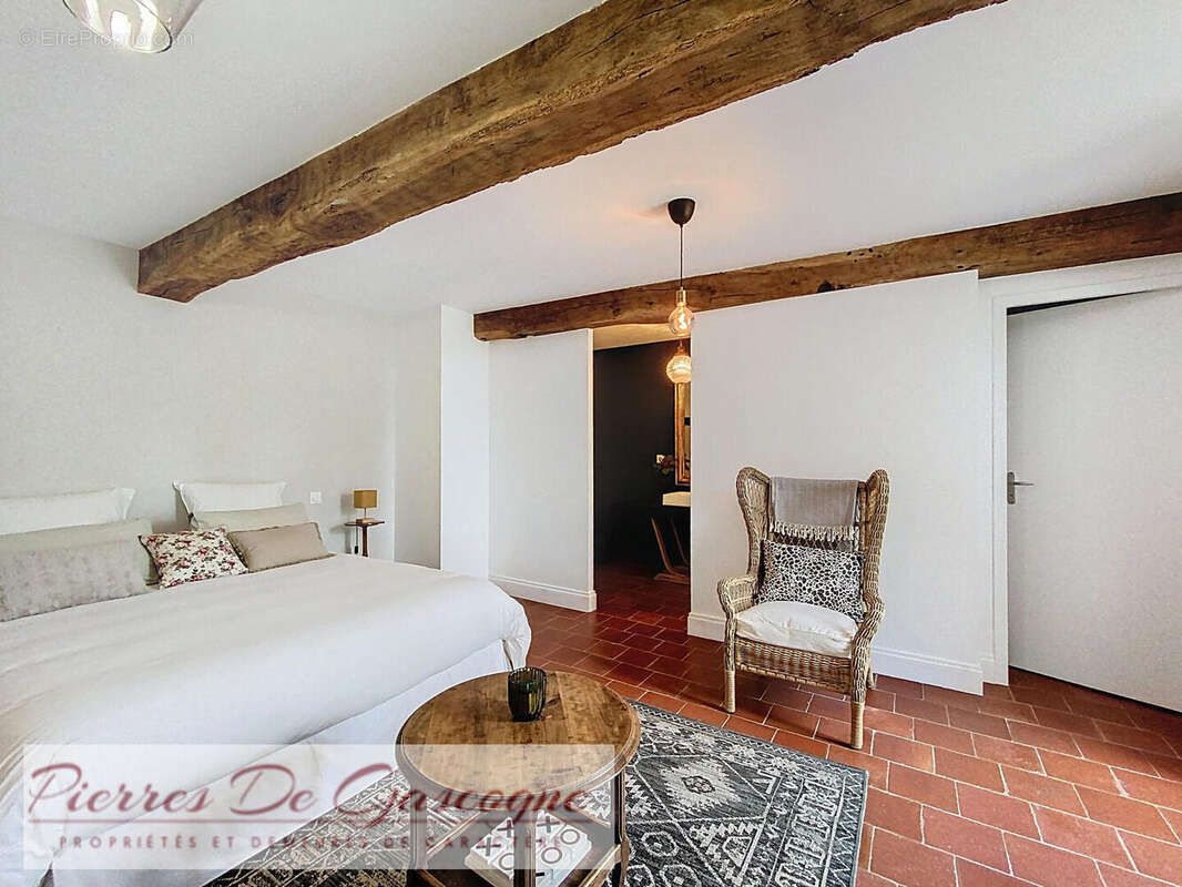 Maison - Chambre rez - Maison à VIC-FEZENSAC