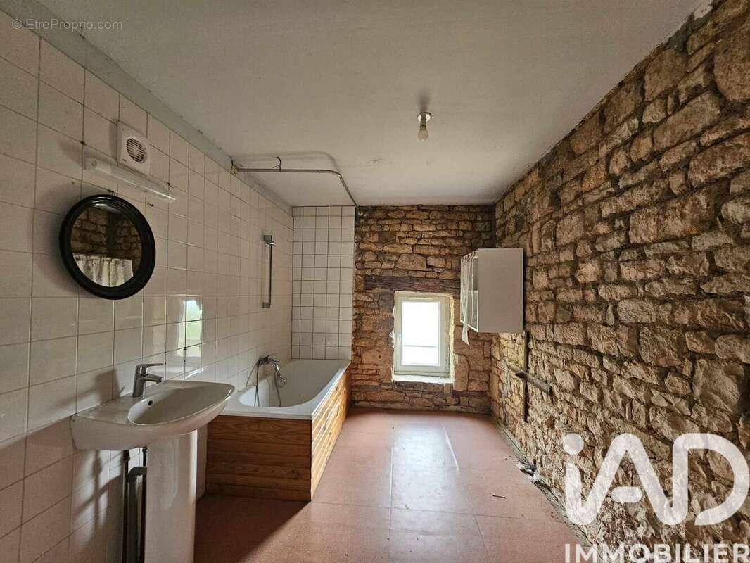 Maison 177 m² à Saint-Gourson  - photo 7