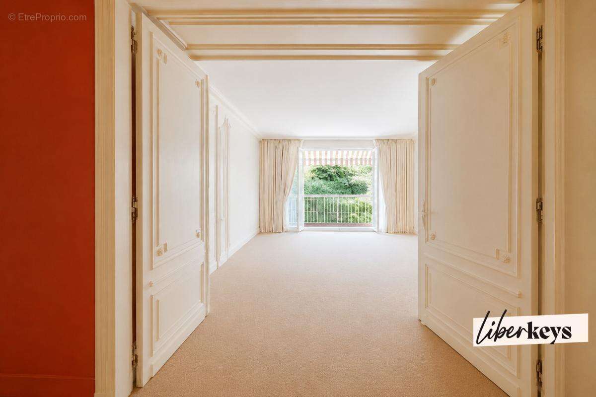 Appartement à PARIS-16E