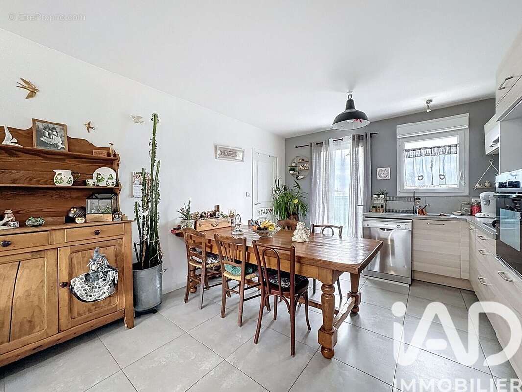 Maison 81 m² à Saint-Vidal  - photo 2