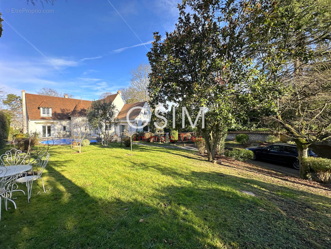 Maison à MARNES-LA-COQUETTE