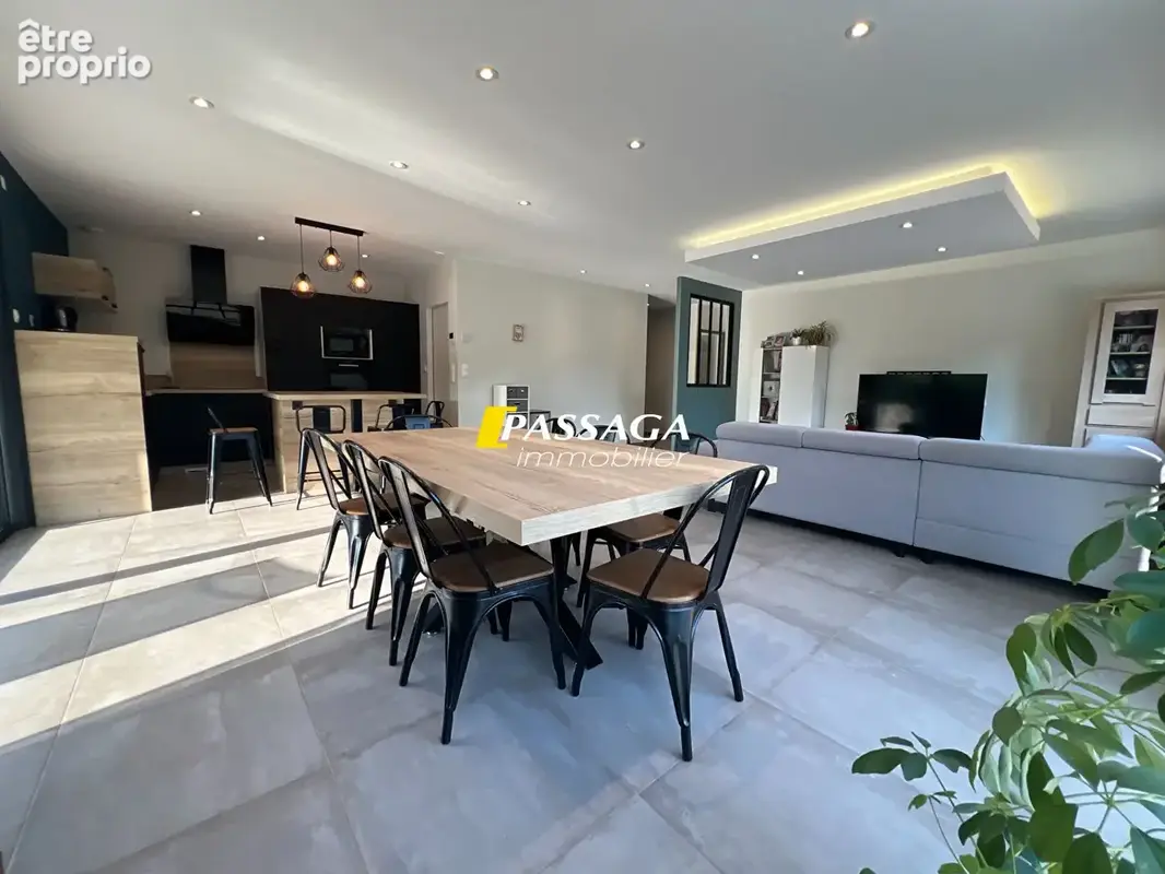 A VENDRE - Belle maison plain-pied de type 5 avec jardin et piscine - AGEN D'AVEYRON - photo 2