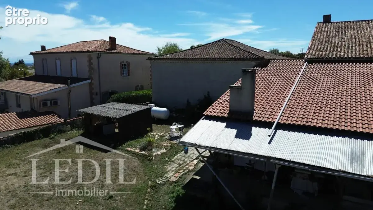 Grande maison de village avec vue, terrain et dépendances - photo 2