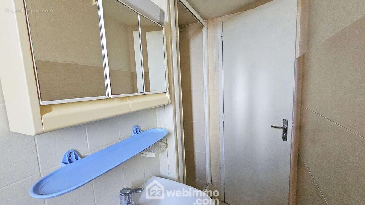 Une salle d'eau/WC. - Appartement à MELUN