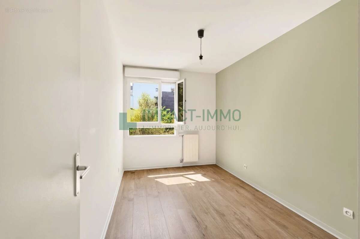 A vendre 3 pieces balcons cave (parking en sus.) en parfait etat - photo 13