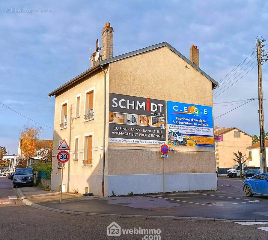 Façade de coté de l&#039;immeuble avec panneaux publicitaires (très bonne visibilité) - Appartement à VERDUN