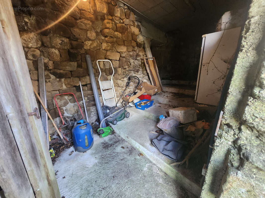 Maison de hameau en pierre sur un terrain attenant de 200 m2 avec stationnement et garage - photo 5