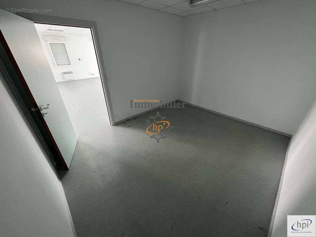 Commerce à VABRES-L&#039;ABBAYE