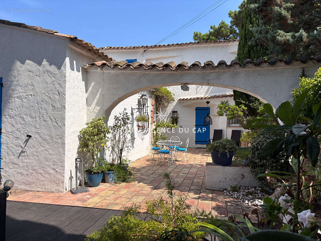 A vendre villa 6 chambres avec studio et 3 pieces independants vue mer exposition sud-ouest piscine garage parikings les issambr - photo 15