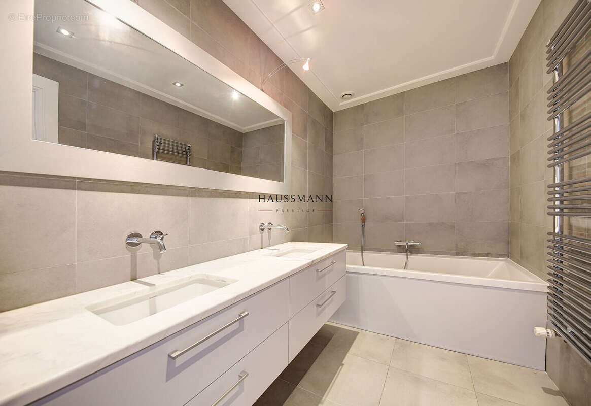 Appartement à PARIS-8E