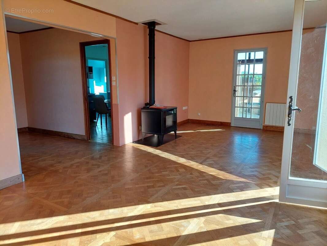 Maison à MONTBRUN-BOCAGE