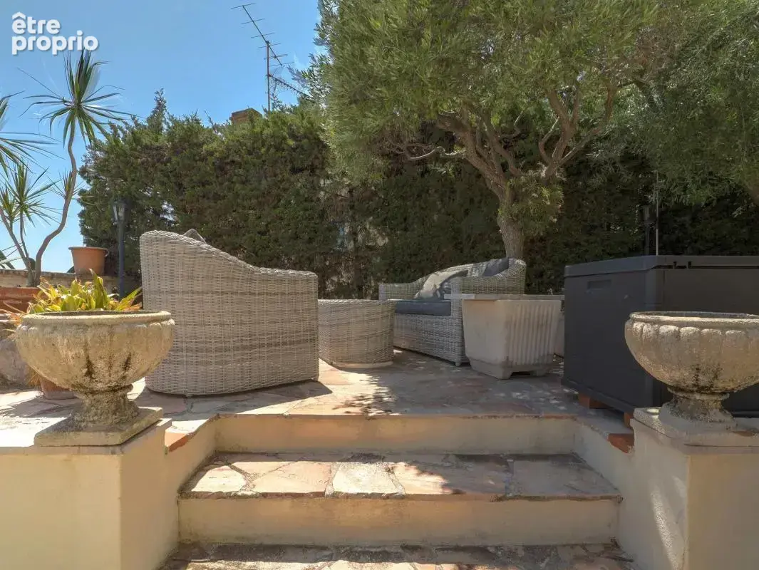 VILLEFRANCHE-SUR-MER  Appartement-villa de 107 m² avec plus de 300 m² de jardin - photo 4
