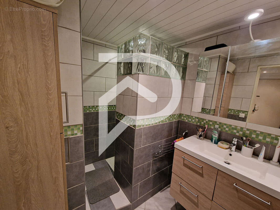 Appartement à SAINT-LAURENT-DU-VAR