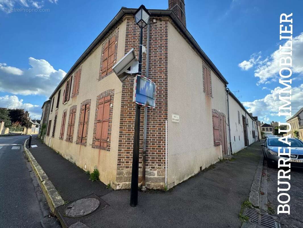 Maison à LA CELLE-SAINT-CYR