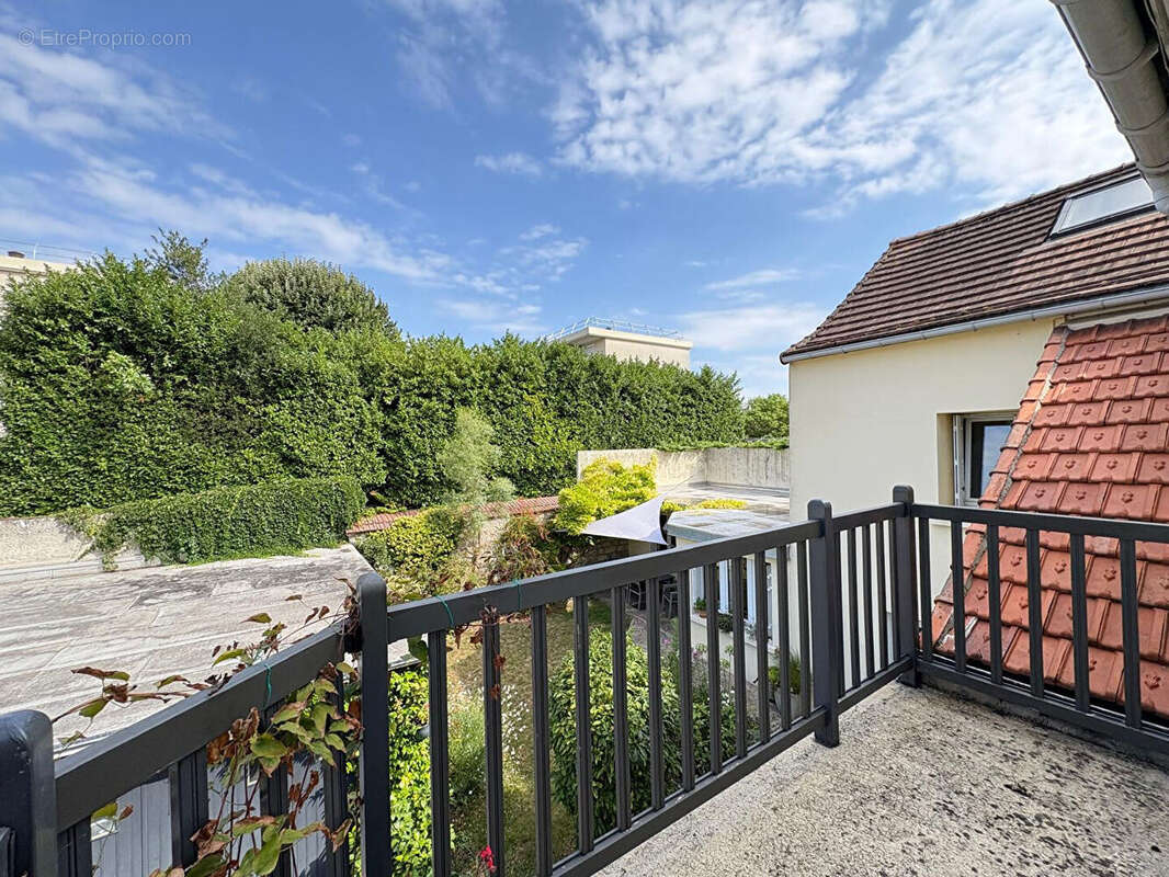 Maison à MAURECOURT
