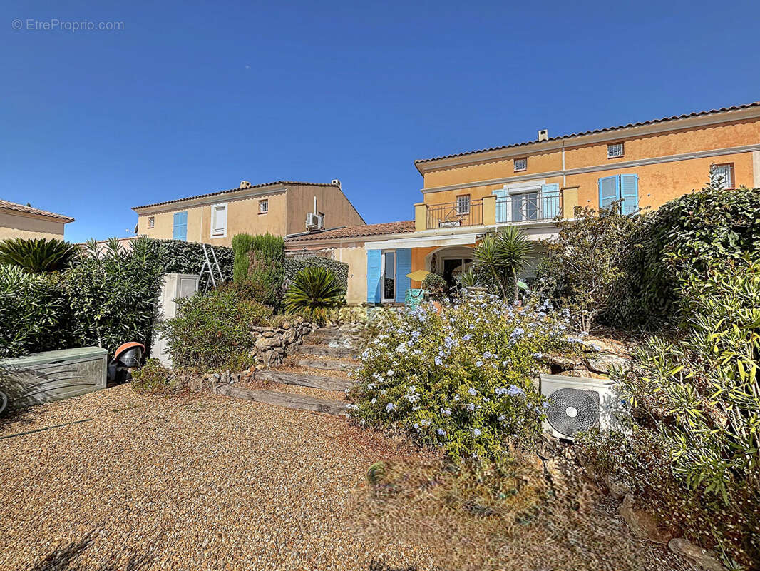Villa néo-provençale à vendre à Saint-Raphaël avec piscine et vue dégagée - photo 17