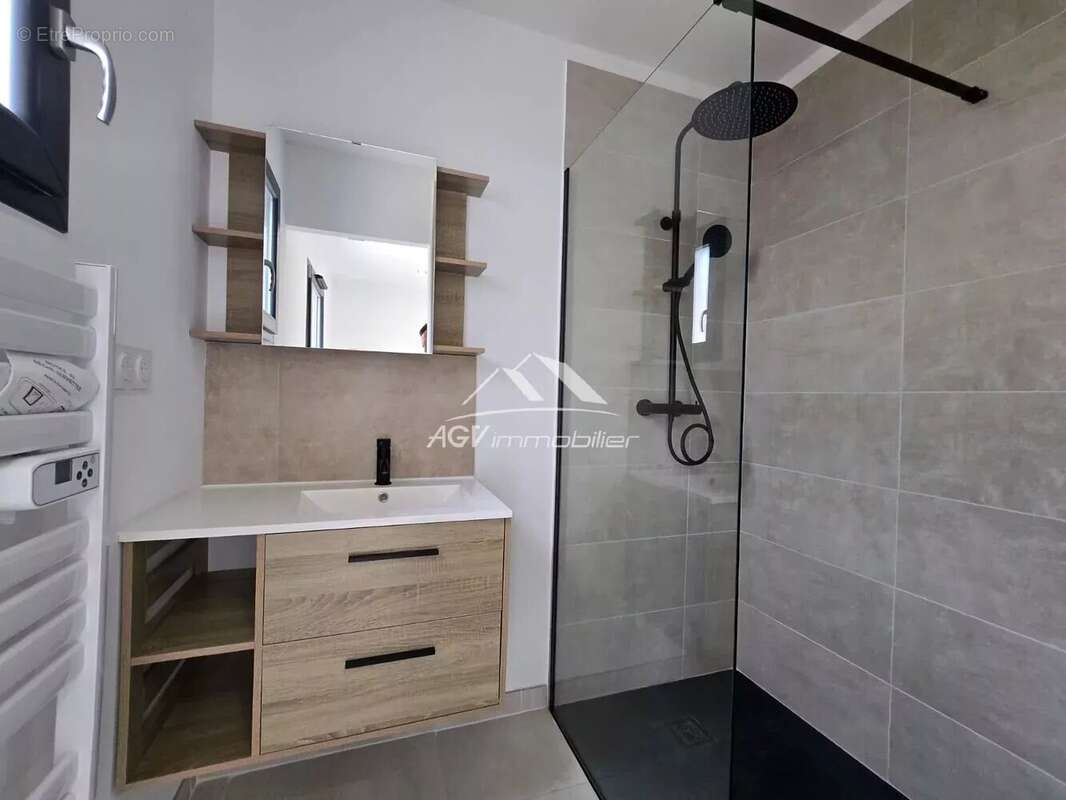 Maison à SAINT-JULIEN-LES-ROSIERS