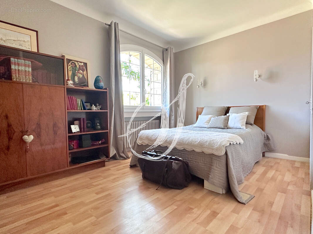 Maison de charme de type 5, 4 chambres avec piscine, garages sur plus de 1 000 m2 de terrain à Juvignac - photo 18