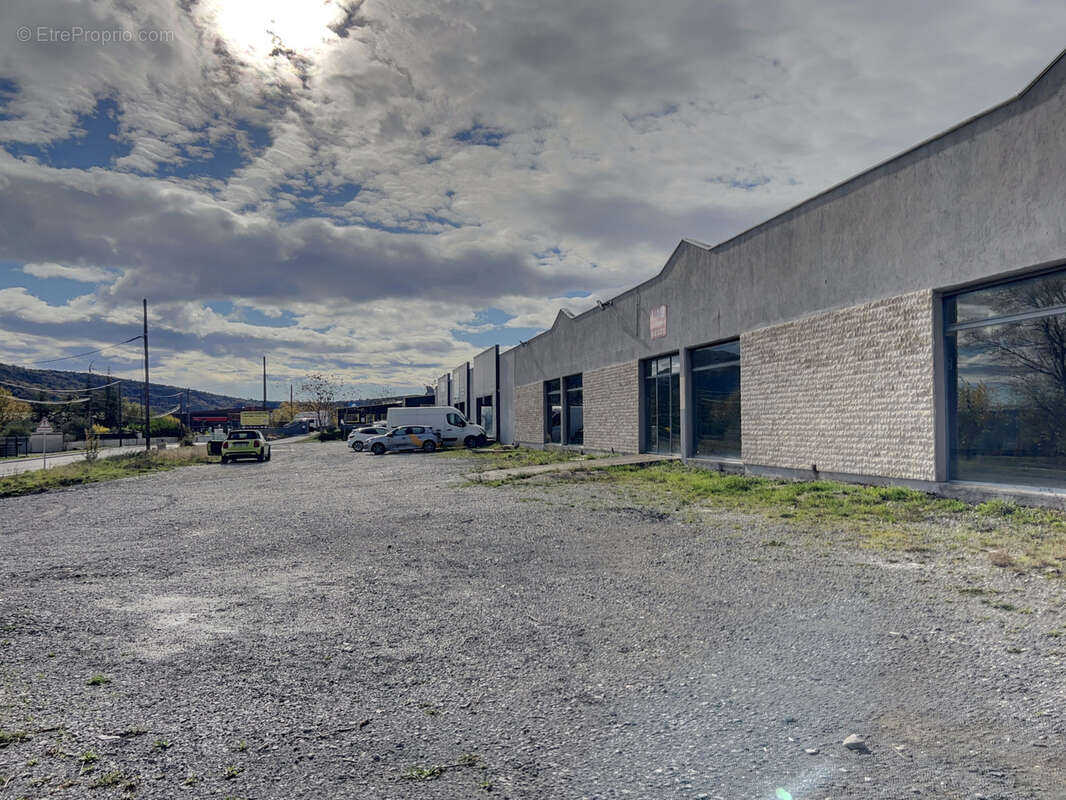 Commerce à SAINT-SERNIN